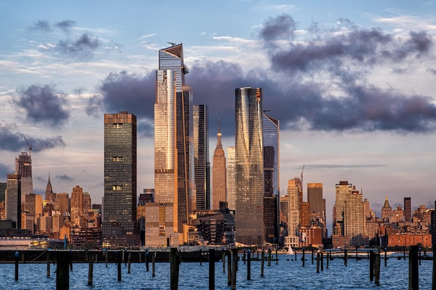 Edifícios modernos pelo mar contra o céu na cidade