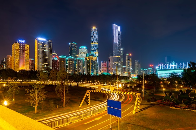 Edificios modernos en los rascacielos de la ciudad de Guangzhou