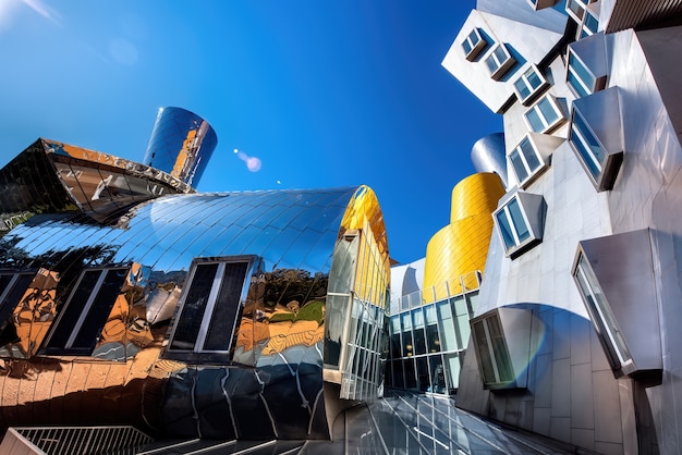 Edificios modernos en el Ray and Maria Stata Center