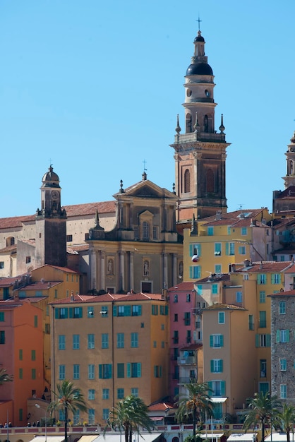 Edifícios na cidade contra o céu azul claro