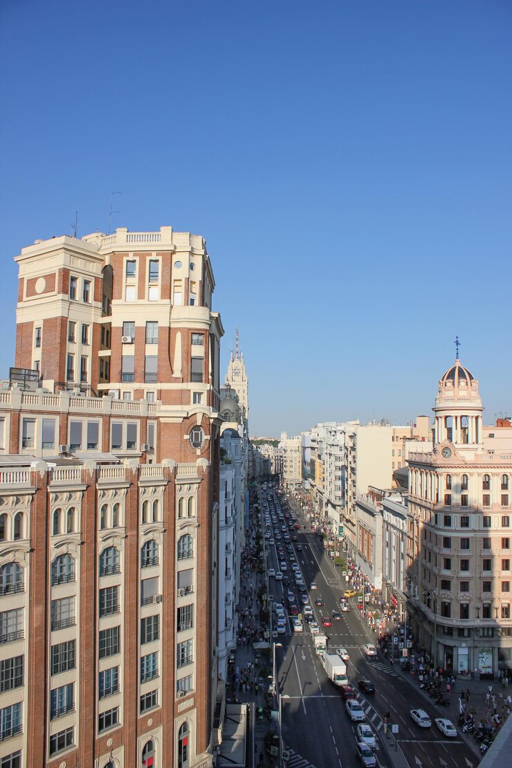 Foto edifícios na cidade contra o céu azul claro