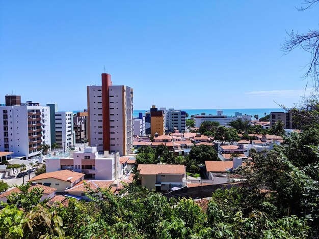 Foto edifícios na cidade contra o céu azul claro