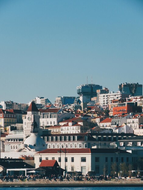 Foto edifícios na cidade contra o céu azul claro