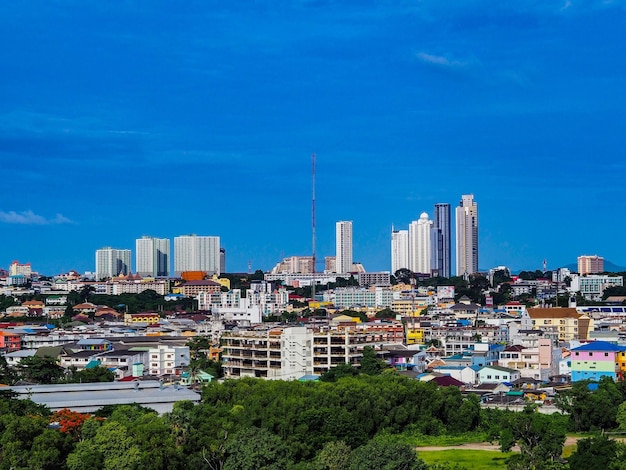 Foto edifícios na cidade contra o céu azul