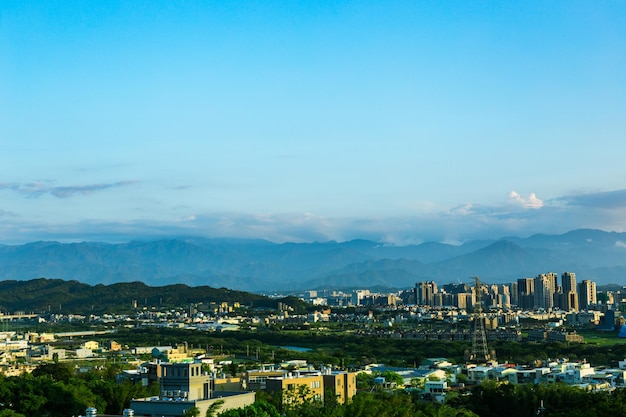 Edifícios na cidade contra o céu azul