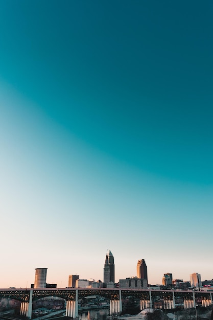 Foto edifícios na cidade contra o céu azul