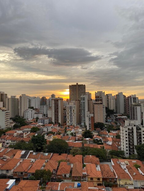 Foto edifícios na cidade contra o céu durante o pôr do sol