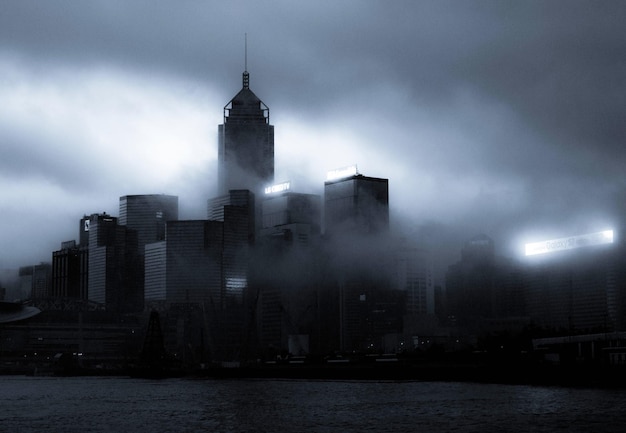 Foto edifícios na cidade contra o céu nublado