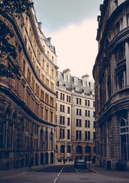 Edifícios na cidade contra o céu