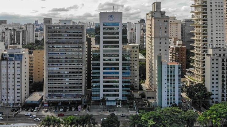 Foto edifícios na cidade contra o céu