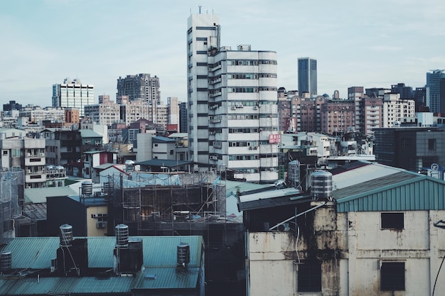 Edifícios na cidade contra o céu
