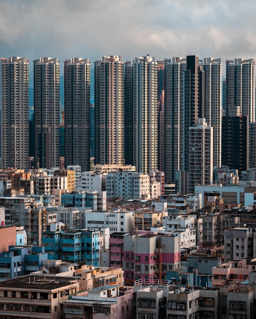 Edifícios na cidade contra o céu