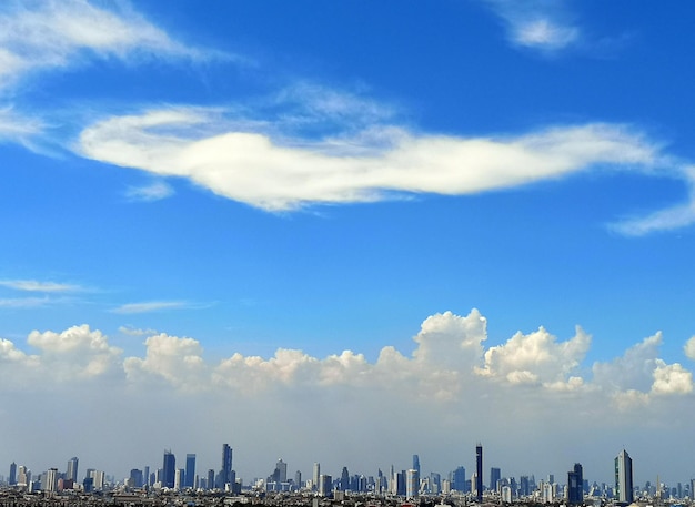 Edifícios na cidade contra o céu