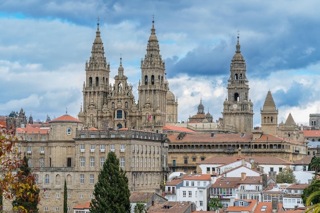 Edifícios na cidade contra o céu