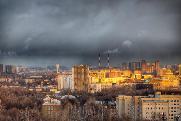 Edifícios na cidade contra o céu