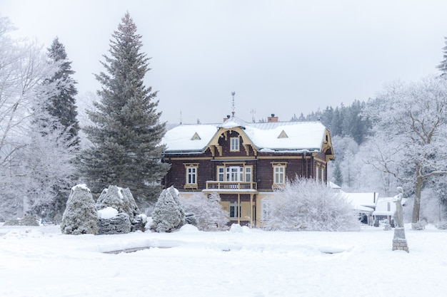 Edifícios na cidade termal, destinados ao descanso, no inverno. Bem-estar, hotel, relaxe