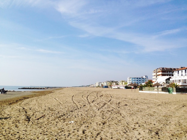 Edifícios na praia contra o céu