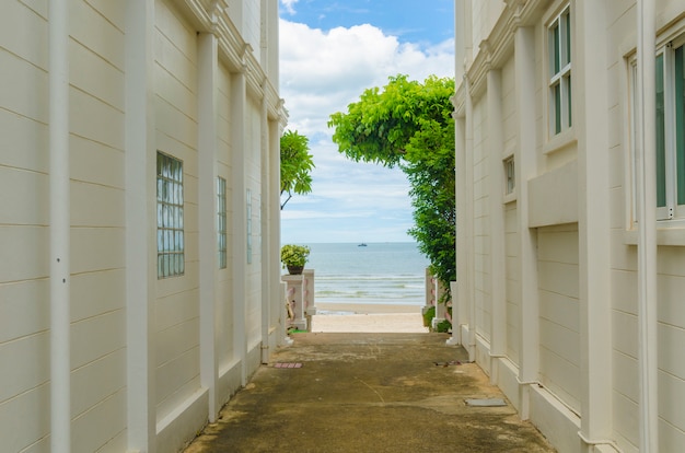 Edifícios na vista para o mar