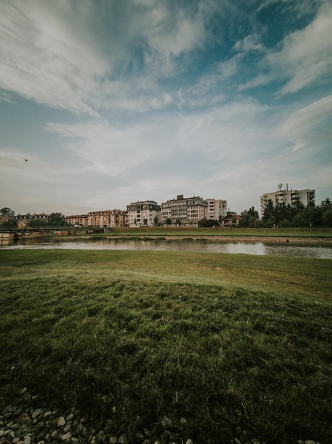 Foto edifícios no campo contra o céu