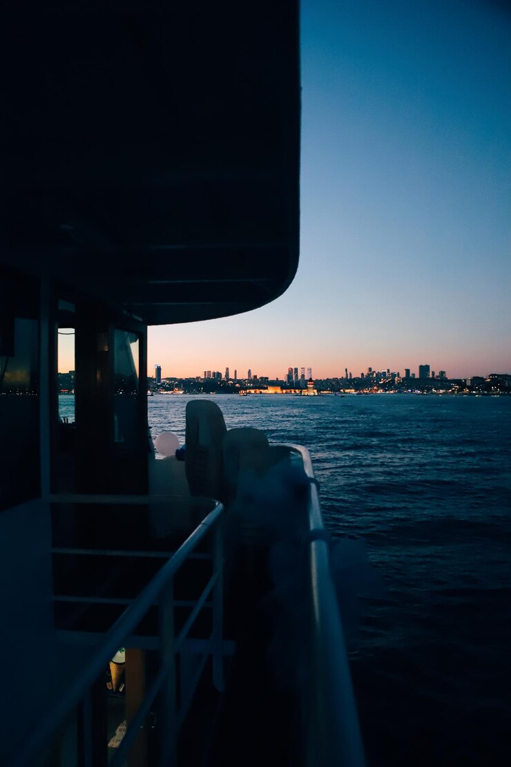 Foto edifícios no mar contra o céu limpo durante o pôr do sol