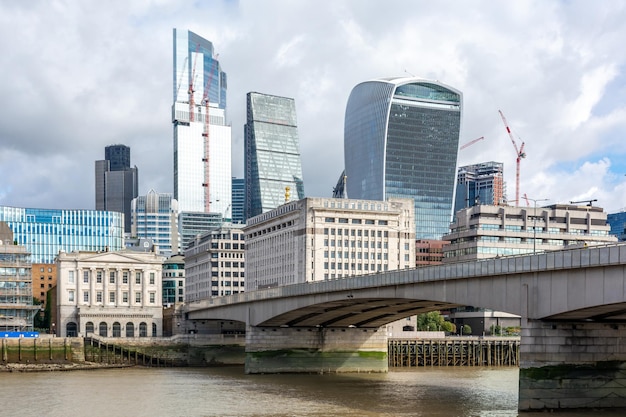 Edifícios no rio Tâmisa em Londres bela paisagem urbana