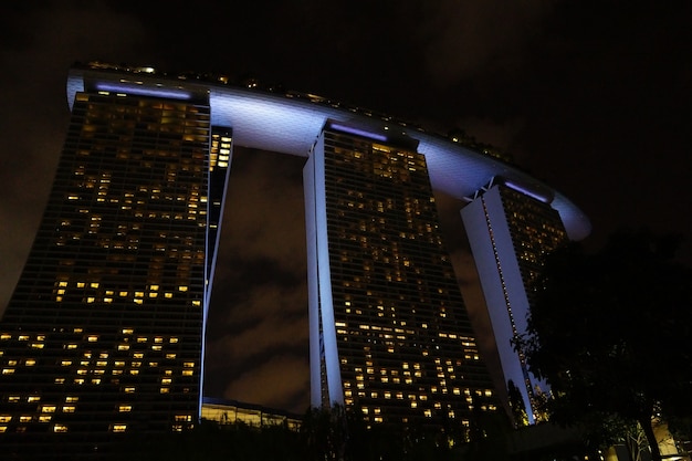 Foto edificios en la noche