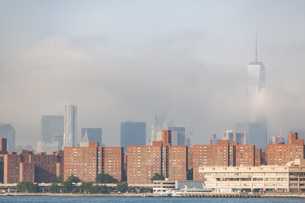 Edificios en Nueva York con rascacielos ocultos por la niebla