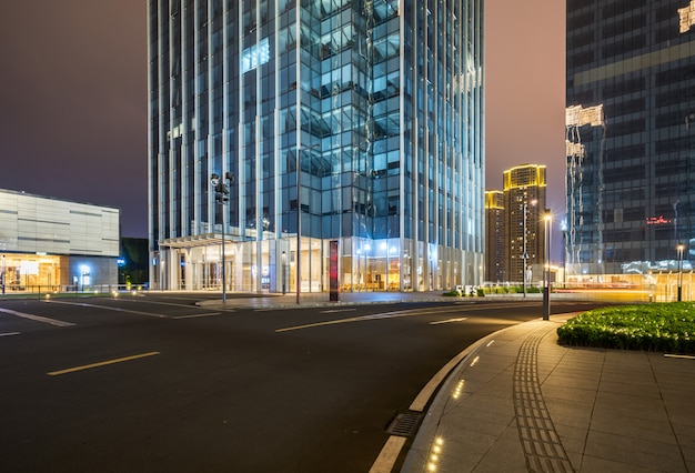 Edificios de oficinas y carreteras por la noche en el centro financiero, Chongqing, China.