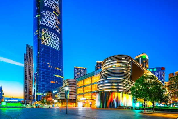 Foto edificios de oficinas modernos en la noche en el centro de nanchang en vista desde la carretera ocupada