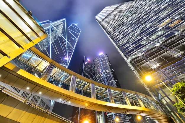 Edificios de oficinas modernos del paisaje urbano en el centro de Hong Kong por la noche