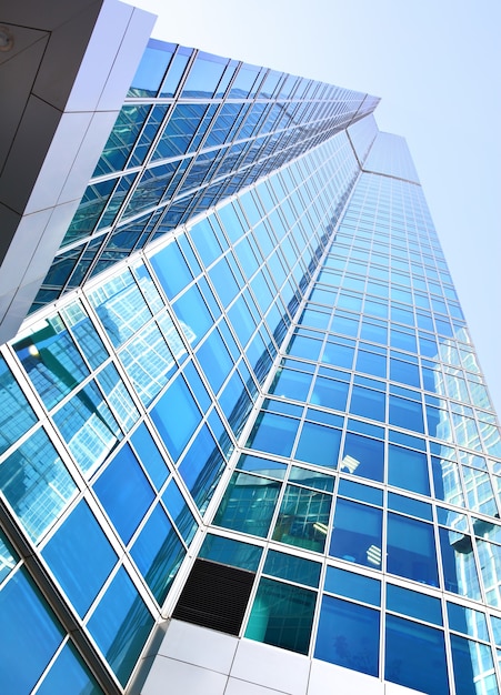 Edificios de oficinas modernos con reflejo