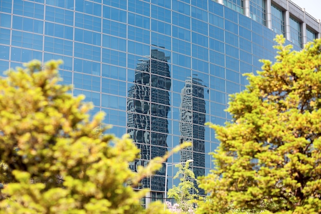 Edificios de oficinas que se reflejan en la pared de vidrio de otro edificio en Seúl