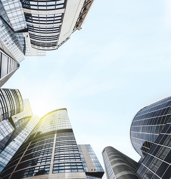 Foto edificios de oficinas con vidrios polarizados vista de ángulo bajo corporación de arquitectura moderna