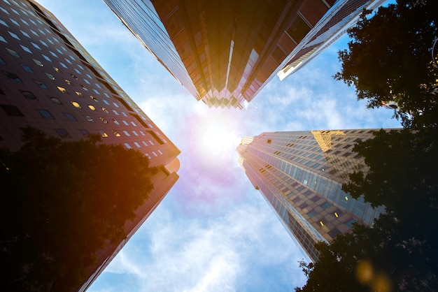 Foto edifícios ou área de negócios com luz solar