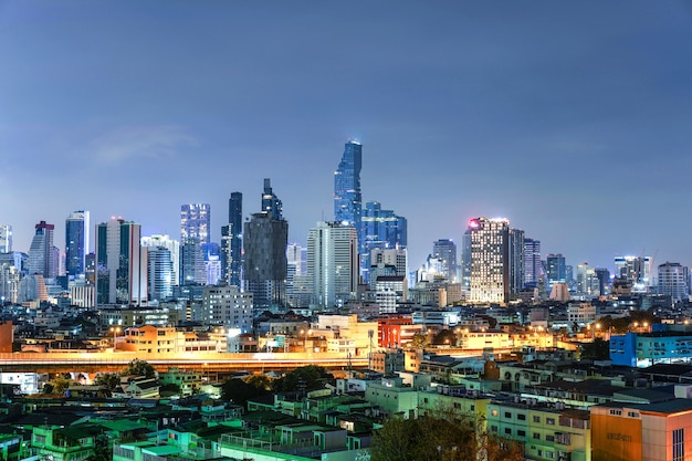 Edificios de paisaje urbano por la noche en bangkok