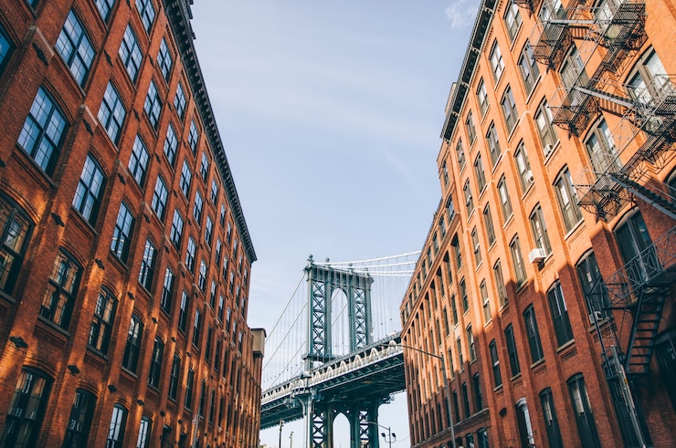 Foto edificios de pared de ladrillo y el puente de manhattan en brooklyn, nueva york, estados unidos