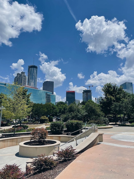 Foto edificios en el parque contra el cielo