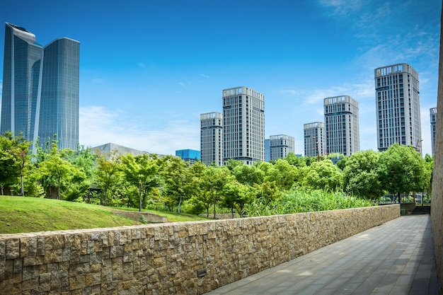 Edificios y parques verdes en una gran ciudad moderna