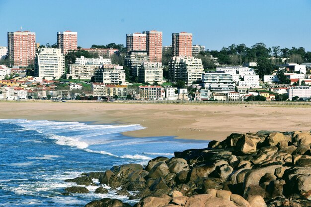 Edifícios pelo mar contra o céu