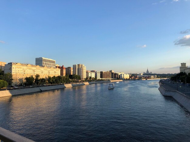 Edifícios pelo rio contra o céu