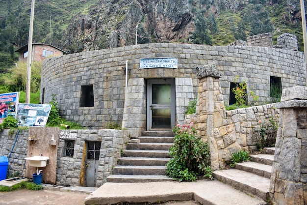 edificios de piedra de un centro de vacaciones en las montañas de Perú