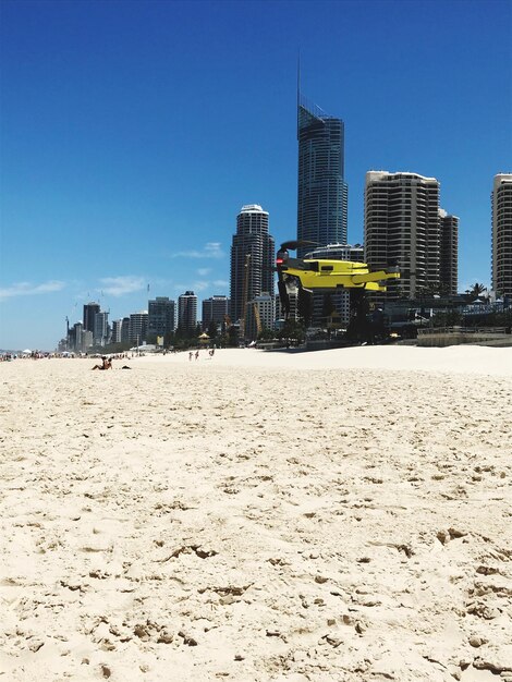 Foto edificios en la playa contra el cielo azul