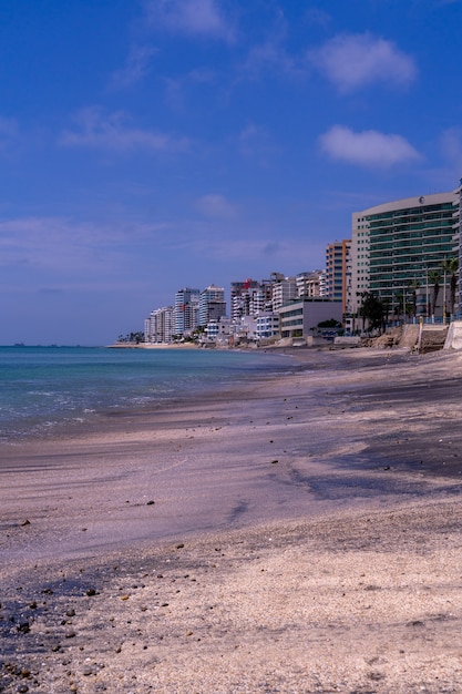 Edificios en la playa de Salinas, Ecuador