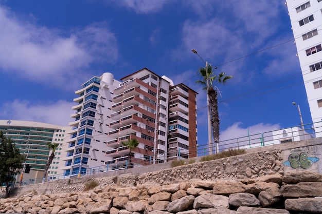 Edificios en la playa de Salinas, Ecuador