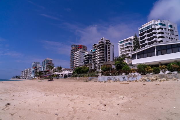 Edificios en la playa de Salinas, Ecuador