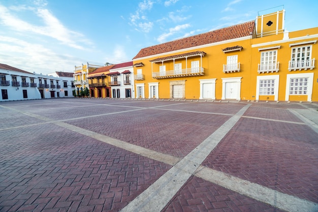 Edificios en la plaza de la aduana contra el cielo