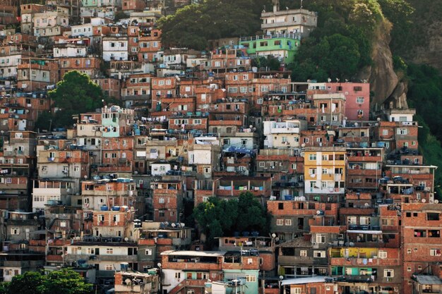 Foto edifícios por montanha na cidade