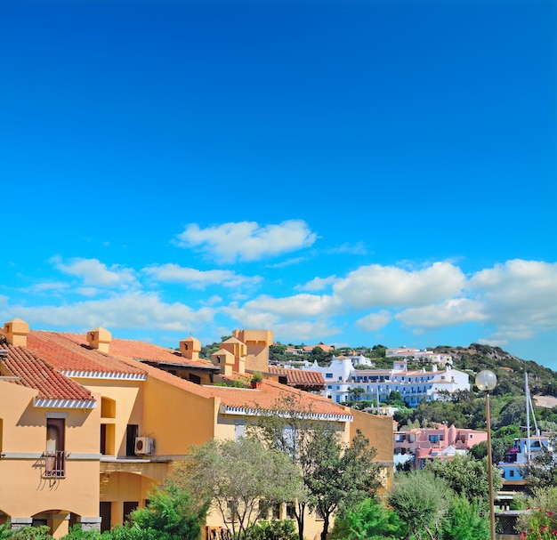 Edificios de Porto Cervo en un día claro Cerdeña