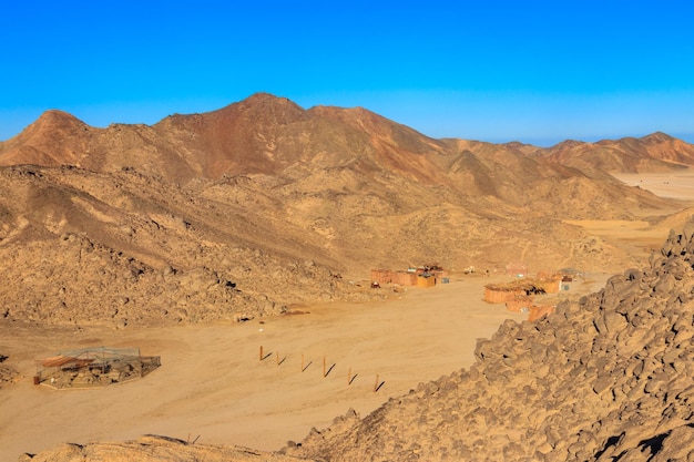 Edificios en pueblo beduino en el desierto árabe Egipto Vista desde arriba