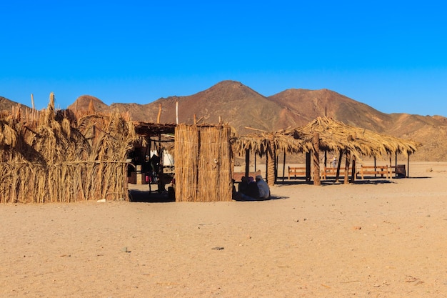 Edificios en pueblo beduino en el desierto árabe Egipto